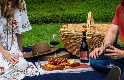 Romantic Picnic Baskets for Two | Picnic Lifestyle