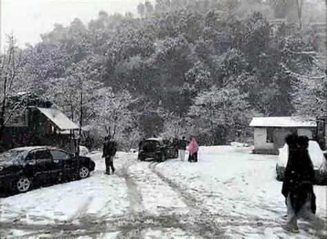 Snowfall hits Babusar Pass, Naran - Pakistan - Dunya News