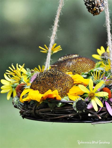 the garden-roof coop: DIY Summer Wreath Bird-Feeder