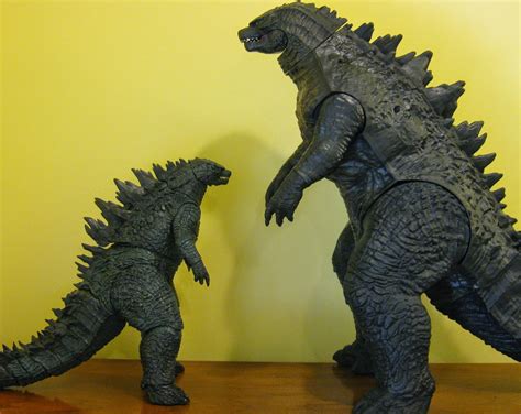 The Toyseum: NECA Legendary GODZILLA 2014 - (12" Tall) - 24" Head to Tail Figure Review