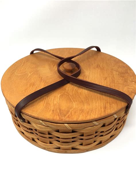 Beautiful Amish-made covered pie basket. This basket is completely ...