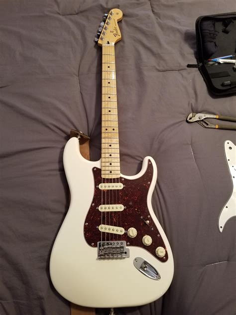 [GEAR] Fender Arctic White Stratocaster with Tortoise Shell Pickguard and Aged White Volume ...