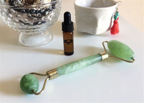 We Tried Jade Rollers To Find Out If They’re A Total Waste Of Money | HuffPost Life