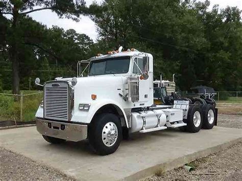 Freightliner FLD 120 Classic (2009) : Daycab Semi Trucks