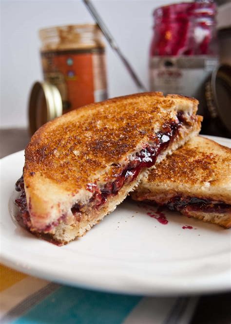 how to make a peanut butter and jelly sandwich