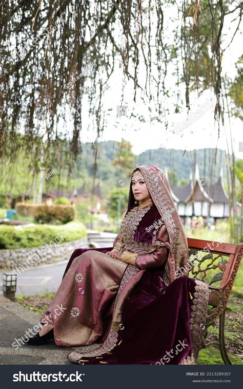 Beautiful Girl Wearing Minangkabau Traditional Clothes Stock Photo 2213289307 | Shutterstock