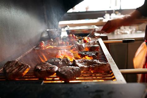 Advantages and Disadvantages of Commercial Charcoal Grills | InfoType