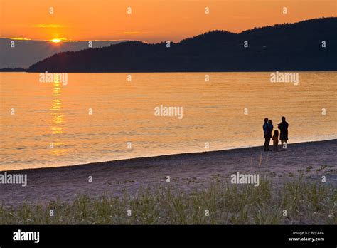 Silueta de personas caminando por la playa fotografías e imágenes de alta resolución - Alamy