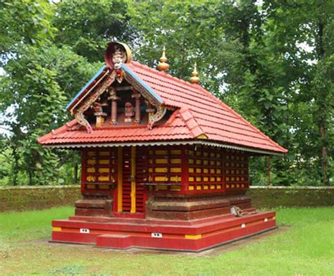 Muyyam Sri Muchilottu Bhagavathi Temple – Theyyam Kaliyattam Festival ...