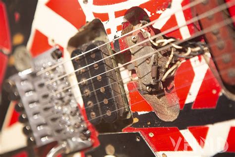 Eddie Van Halen Originale di 'Frankenstein' Guitar & 1978 Rig Mostra | Kompremos