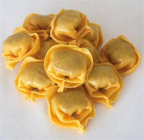 Cappelletti pelmeni agnolotti forming pasta machine