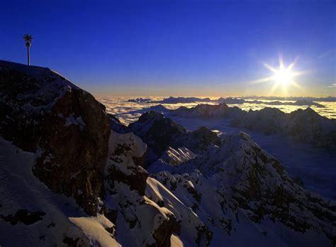 Blick von der Zugspitze mit Gipfelkreuz, Höchster Berg Deutschlands, view from Zugspitze ...