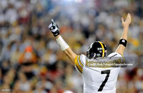 Quarterback Ben Roethlisberger of the Pittsburgh Steelers gestures a ...