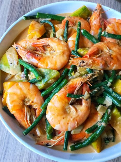 PinoyBites | Ginataang Hipon (Shrimps in Thick Coconut Sauce) - PinoyBites