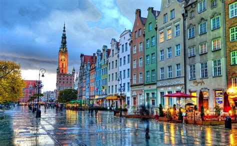 narrow dutch houses of old town after a rain shower... Gdansk, Poland | Gdansk, Old town square ...