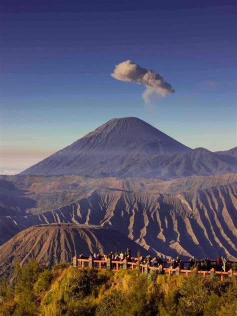 mount bromo hike | Hiking an active volcano