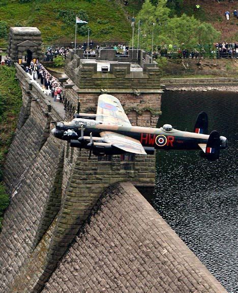 Pictured lancaster bomber in dramatic flypast to mark 65th anniversary ...