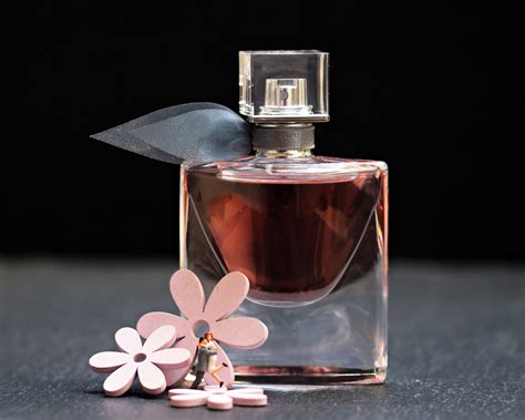 Free picture: perfume, bottle, flower, glass, fragrance, luxury, object