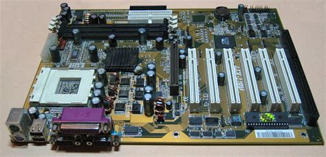 What are ATX form factors and the benefits of ATX form factor motherboards?