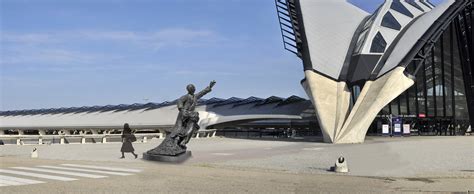 Inauguration de la statue d’Antoine de Saint Exupéry à l’aéroport de ...