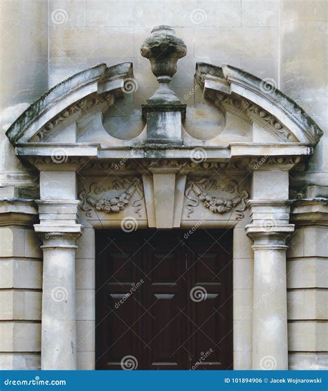 Broken Pediment with Vase in the Middle Stock Photo - Image of history, structure: 101894906