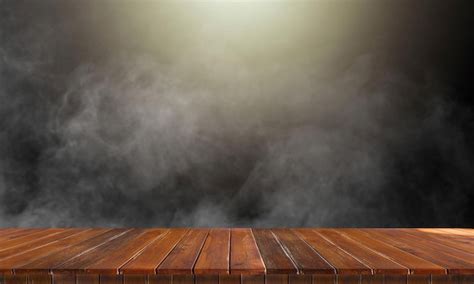 Mesa de madera sobre fondo negro y humo para simular tu productoxa ...