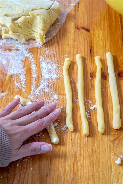 Koulourakia (Easy Greek Cookies!) - Kitchen Gidget