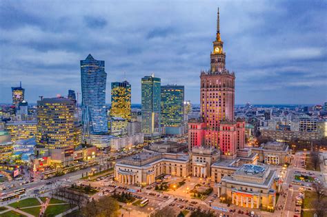 Fototapete Beleuchtete Warschau Zentrum am Abend, Palast der Kultur und Wolkenkratzer | Lunares ...