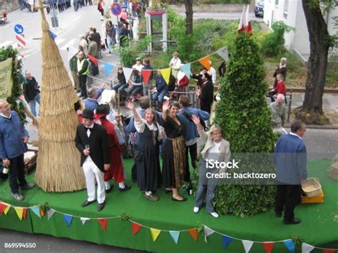 Neustadt Wine Festival Parade Scene Stock Photo - Download Image Now - Celebration, Community ...