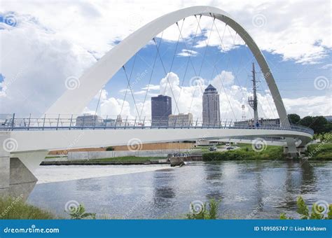 The Des Moines River Dam and Downtown Pedestrian Bridge Editorial ...