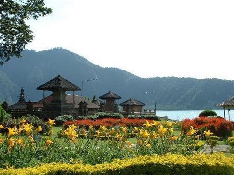 Bedugul Lake ( Beratan Lake ) | Bali Paradise Island