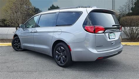 Quick Spin: 2020 Chrysler Pacifica Hybrid Limited | The Daily Drive | Consumer Guide®