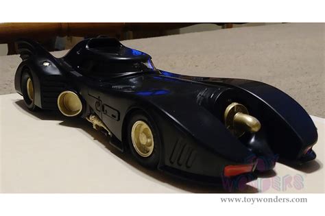 Model Kit | 1989 Batmobile™ with Backdrop Display AMT935/12 plastic ...