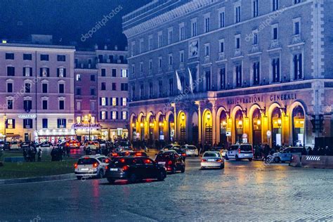 Piazza Venezia Night Scene, Rome, Italy – Stock Editorial Photo © DanFLCreativo #191322656