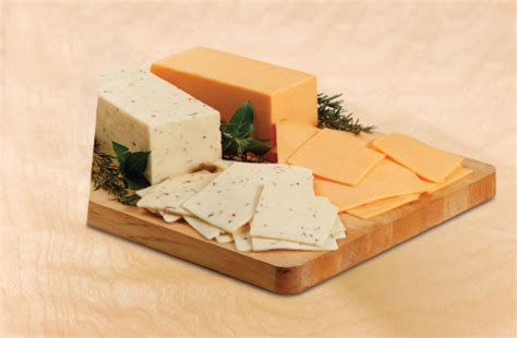 Tillamook Medium Cheddar Cheese Fresh Sliced Deli Cheese, 1 Lb - Fred Meyer