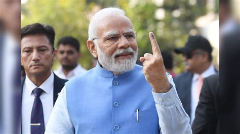 In Pics: PM Modi casts his vote in second phase of Gujarat assembly ...