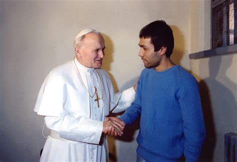 Man who shot Pope John Paul II visits his tomb - CBS News