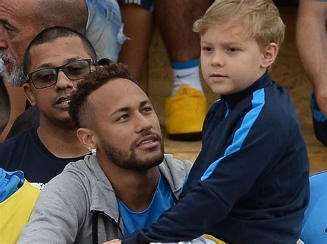 PHOTOS. Moment complice entre Neymar et son fils Davi lors d'u... (avec images) | Match de foot ...