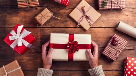 15 tips for buying holiday gifts on a budget | Yardbarker