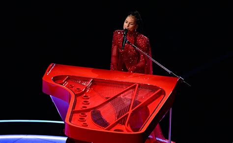 Surprise! Alicia Keys Joins Usher Onstage at the Halftime Show | Vogue