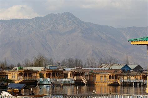 I Stayed on a Houseboat on Kashmir’s Dal Lake During Its Coldest Winter