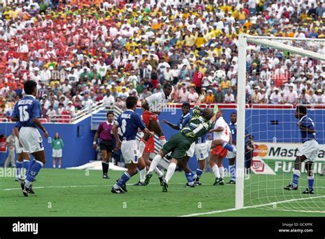 Soccer - 1994 FIFA World Cup USA - Quarter-finals - Holland v Brazil ...