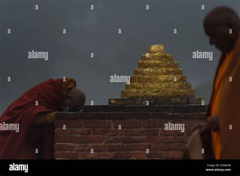 India, Shravasti, Jetavana Monastery, monks, prayer Stock Photo - Alamy