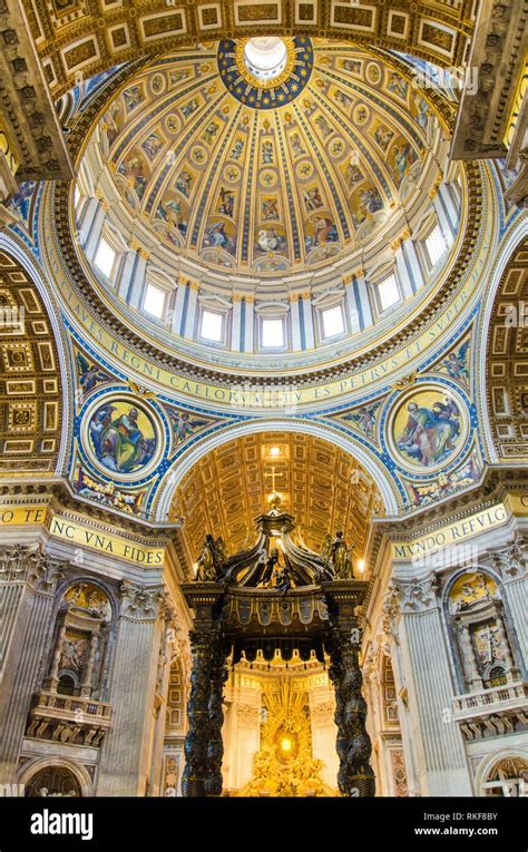 Interior de la Basílica de San Pedro en el Vaticano, Italia. La ...