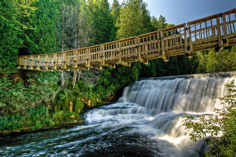 This epic hiking trail is just one hour from Toronto