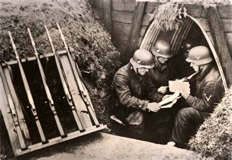 German soldiers receiving letters from home - December 1939 [637 x 444] : r/MilitaryPorn