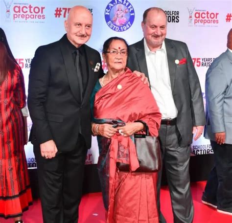 Kher Family At Premiere Of 'Uunchai' Movie - anupam kher - raju kher - dulari kher - K4 Fashion