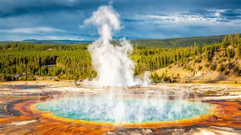 Watch hikers risk lives strolling beside giant hot spring at Yellowstone National Park | Advnture