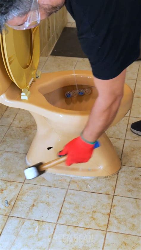 The process of toilet replacement! [Video] | Diy home repair, Easy diy hacks, Diy crafts life hacks