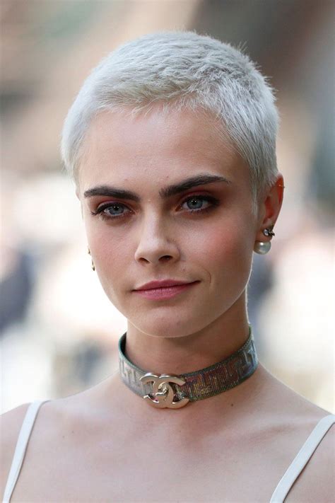 Cara Delevingne FR (@C_DelevingneFR) | Twitter | Cabelo raspado, Cabelo curto, Cabelo